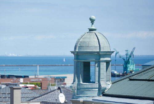 北側の正面に配置された4つのドーム