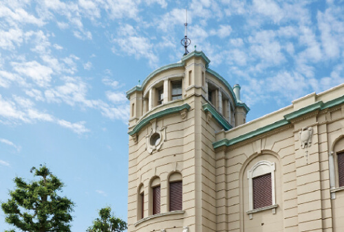側面の南東角には港を眺望する望楼を配置