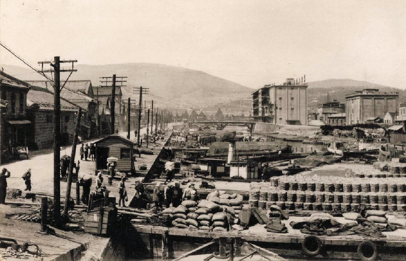 賑わう建設後間もない小樽運河