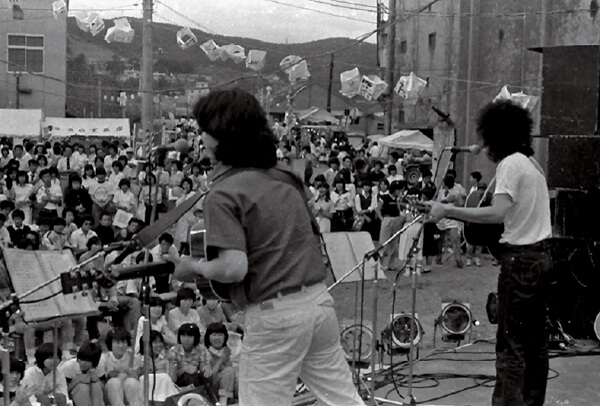 保存派の若者が運河で開催した「ポートフェスティバル」