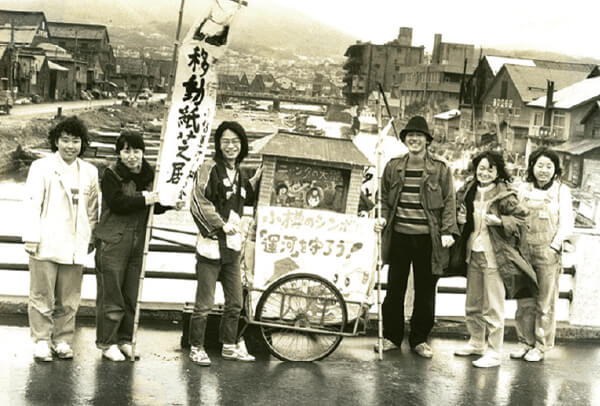 紙芝居で保存を訴える若者たち